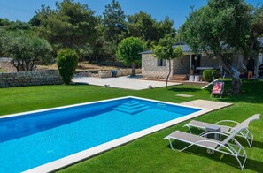 Piscine extérieure, chaises longues
