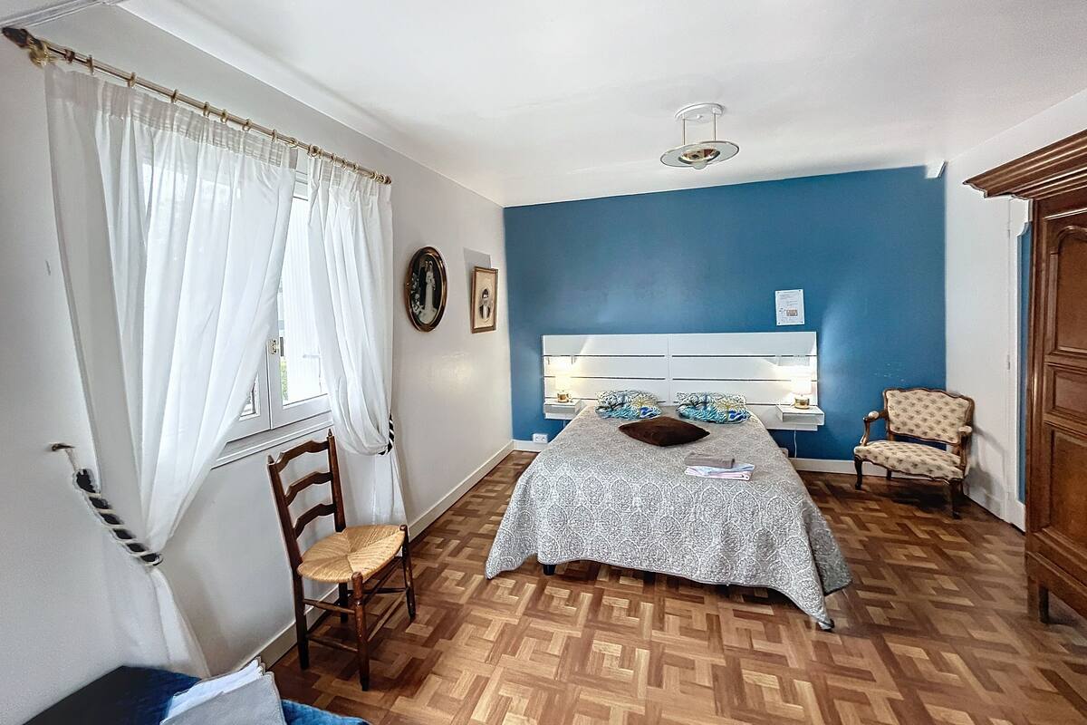 Quadruple Room (Les bleuets) | Individually decorated, individually furnished, desk