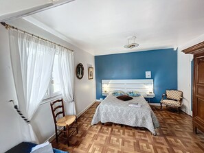 Quadruple Room (Les bleuets) | Individually decorated, individually furnished, desk