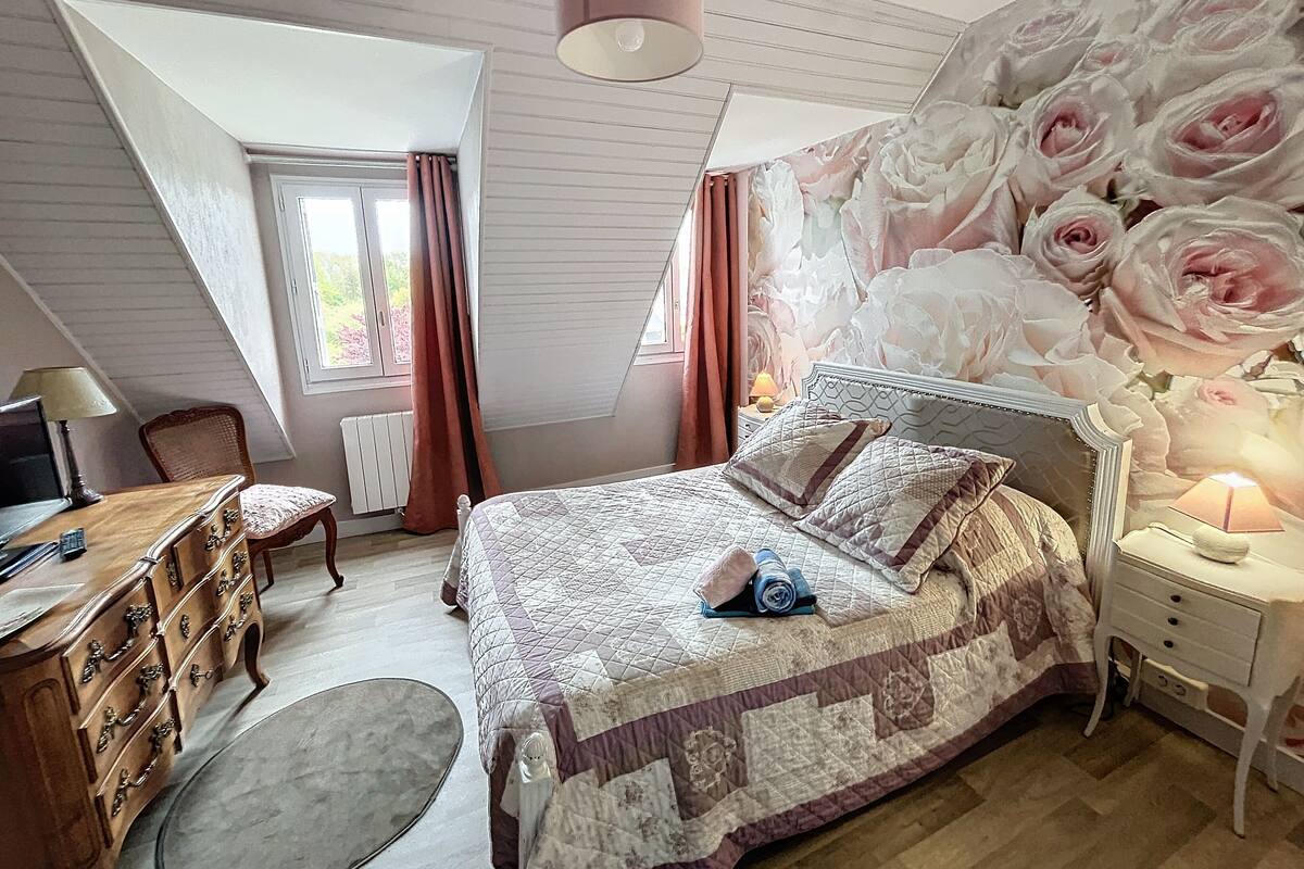 Double Room (Les roses) | Individually decorated, individually furnished, desk