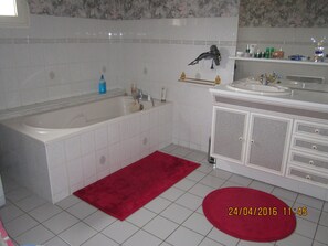 Double Room (Les hortensias) | Bathroom | Hair dryer, towels