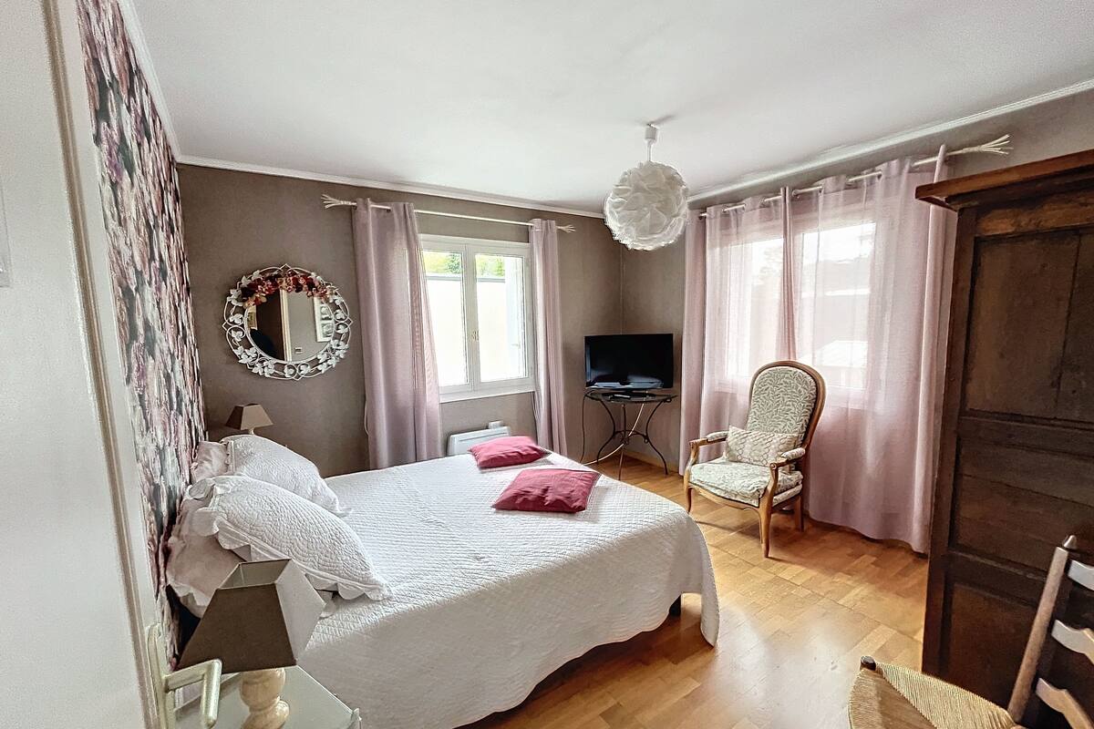 Double Room (Les hortensias) | Individually decorated, individually furnished, desk