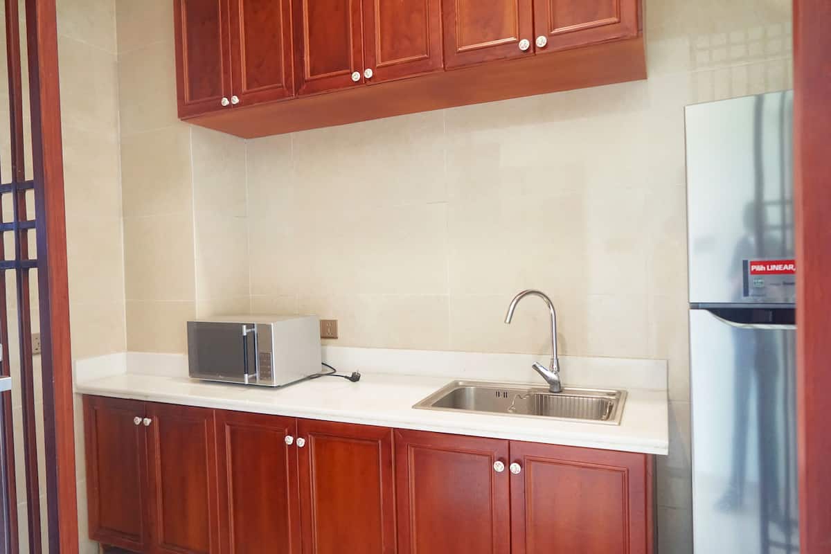 deluxe suite, 1 bedroom, garden view, garden area | private kitchen | cookware/dishes/utensils