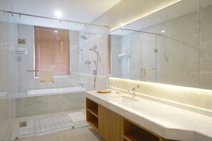 Deluxe King Room, Lake View | Bilik Mandi | Pancuran mandi, hulu semburan mandi hujan 