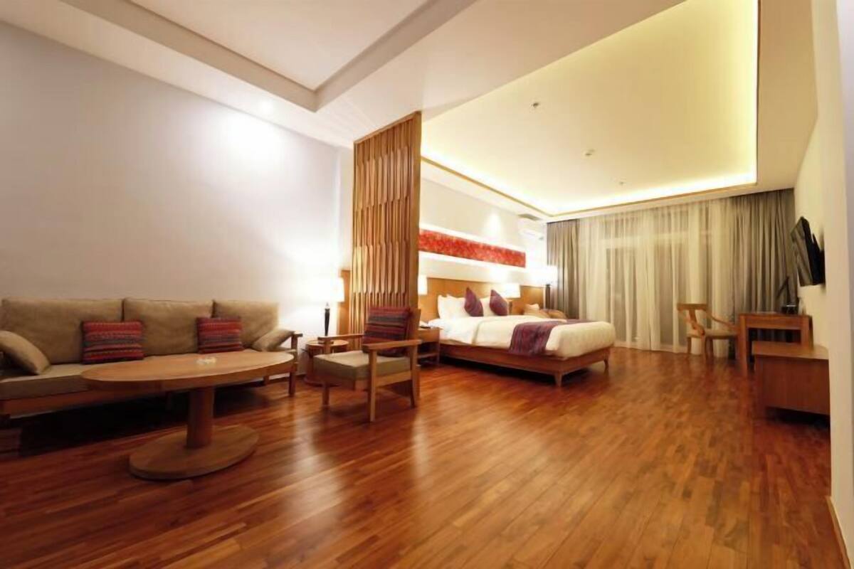 Premium bedding, in-room safe, desk, laptop workspace
