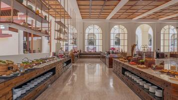 2 restaurants, breakfast served