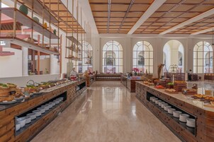 2 restaurantes; se sirve desayuno, almuerzo y cena