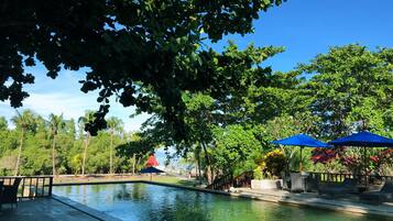 2 albercas al aire libre