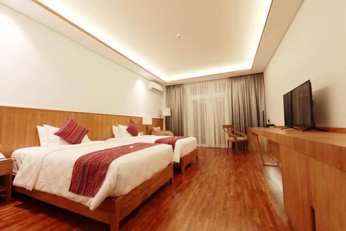 Premium bedding, in-room safe, desk, laptop workspace
