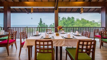 2 restaurants, breakfast served