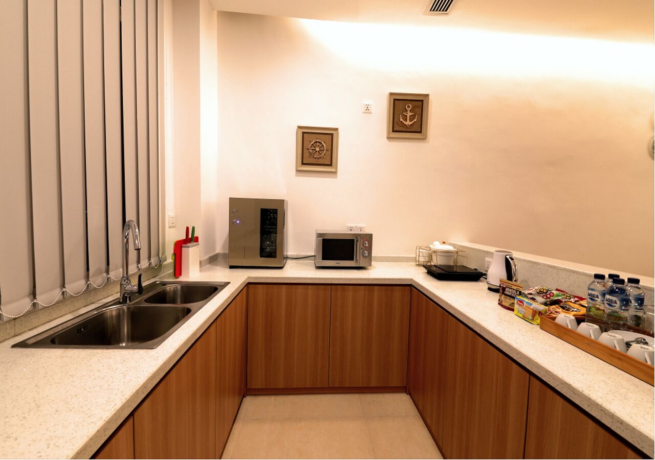 family duplex, 2 bedrooms, non smoking, lake view | in-room dining