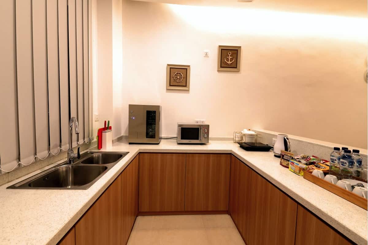 family duplex, 2 bedrooms, non smoking, lake view | in-room dining