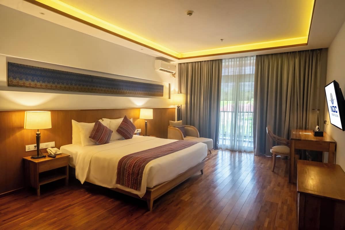 Deluxe King Room, Lake View | Premium bedding, in-room safe, desk, laptop workspace