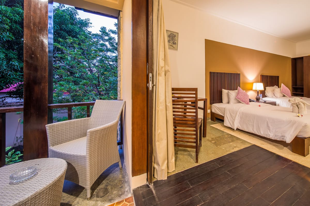 deluxe king room, garden view | living area | flat-screen tv