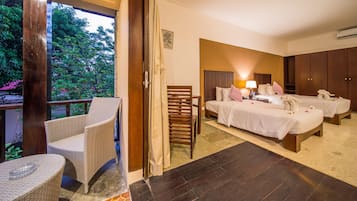 Deluxe King Room, Garden View | Área de estar | TV de tela plana