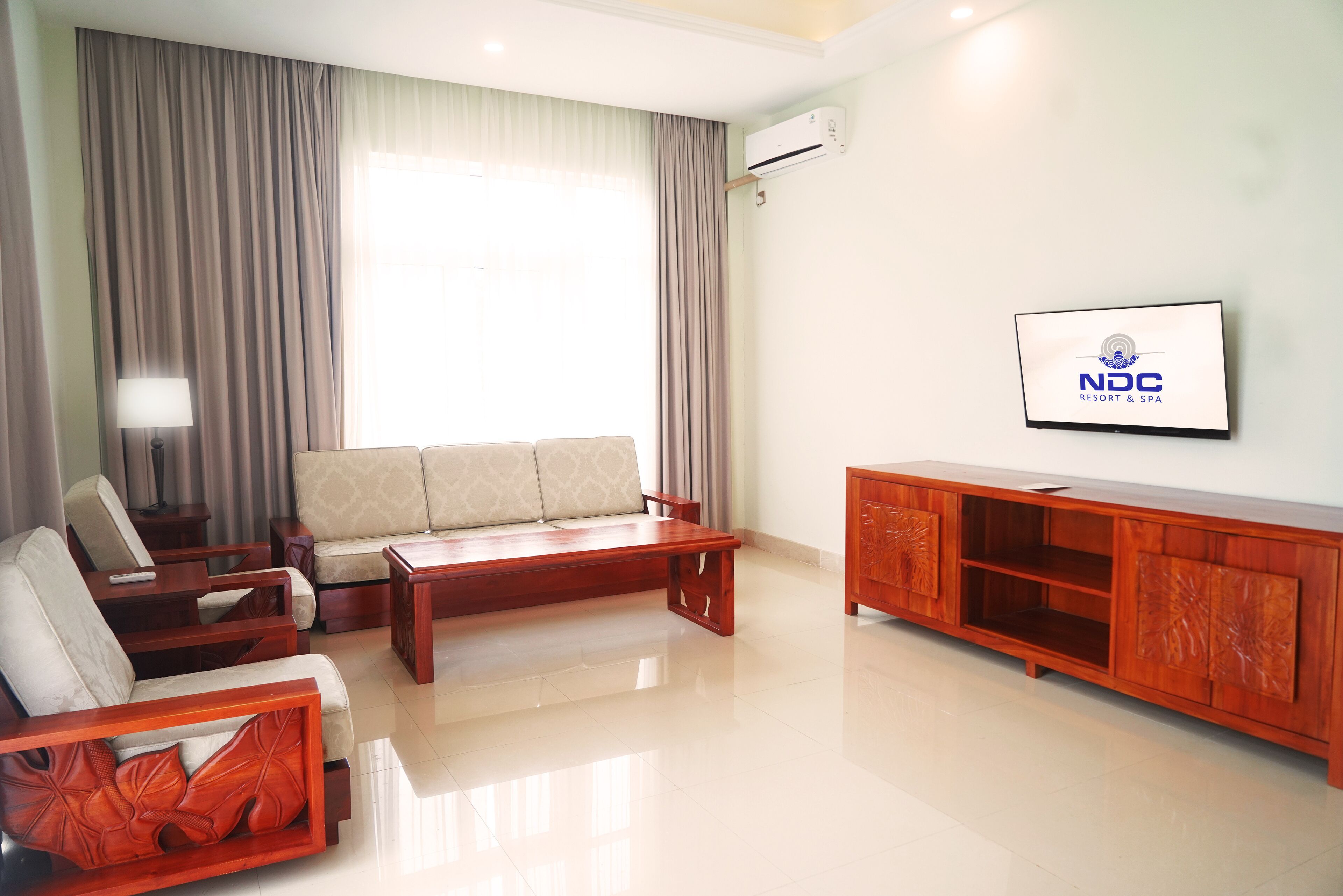 deluxe suite, 1 bedroom, garden view, garden area | living area | flat-screen tv