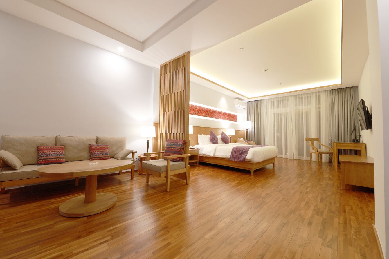 deluxe king room, lake view | 1 bedroom, premium bedding, in-room safe, individually furnished