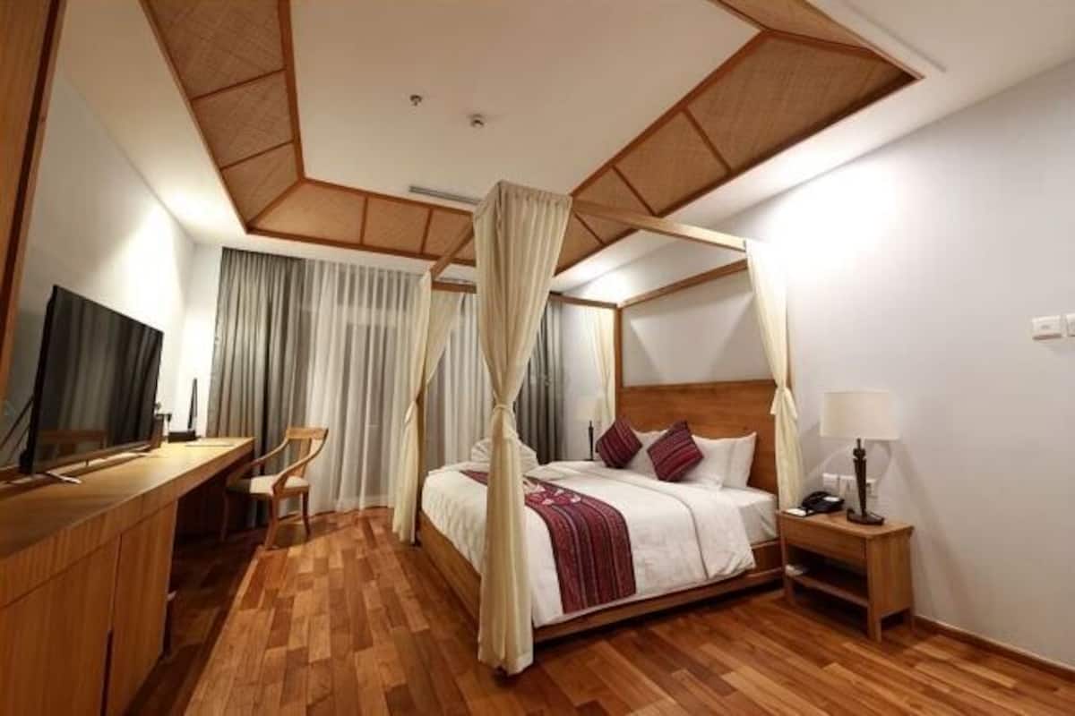 Ropa de cama de alta calidad y caja de seguridad en la habitación