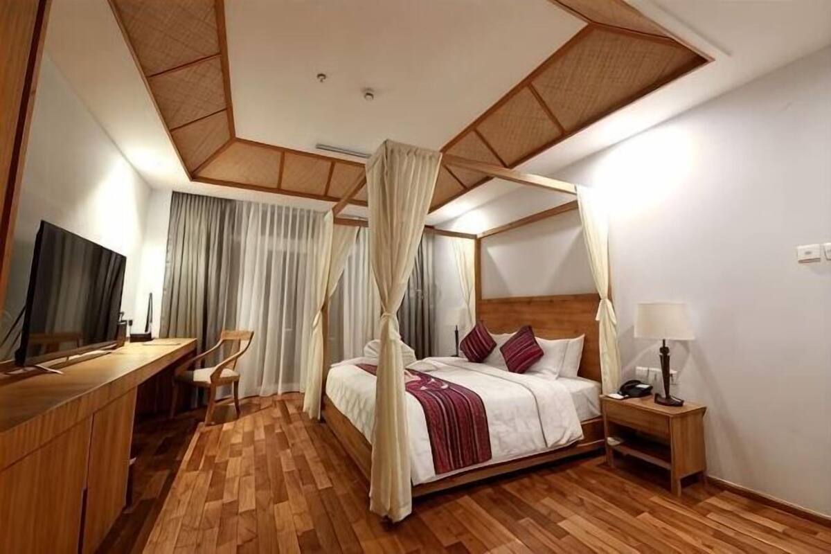 Premium bedding, in-room safe, desk, laptop workspace