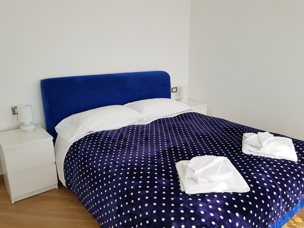 2 Schlafzimmer, individuell eingerichtet, Schreibtisch