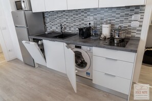 Kühlschrank, Mikrowelle, Herdplatte, Geschirrspüler