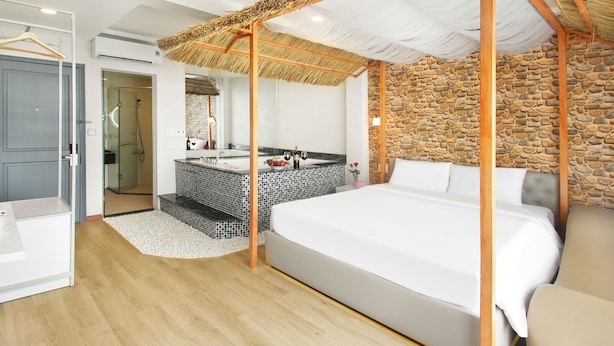ห้องลักซ์ชัวรี่ | มินิบาร์, โต๊ะทำงาน, Wi-Fi ฟรี, ผ้าปูที่นอน