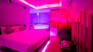 ห้องลักซ์ชัวรี่ | มินิบาร์, โต๊ะทำงาน, Wi-Fi ฟรี, ผ้าปูที่นอน