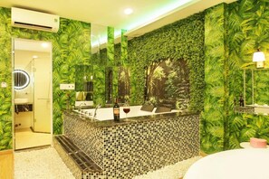 Shower, free toiletries, hair dryer, slippers - Cupid 2 Hotel (Ho Chi Minh City)