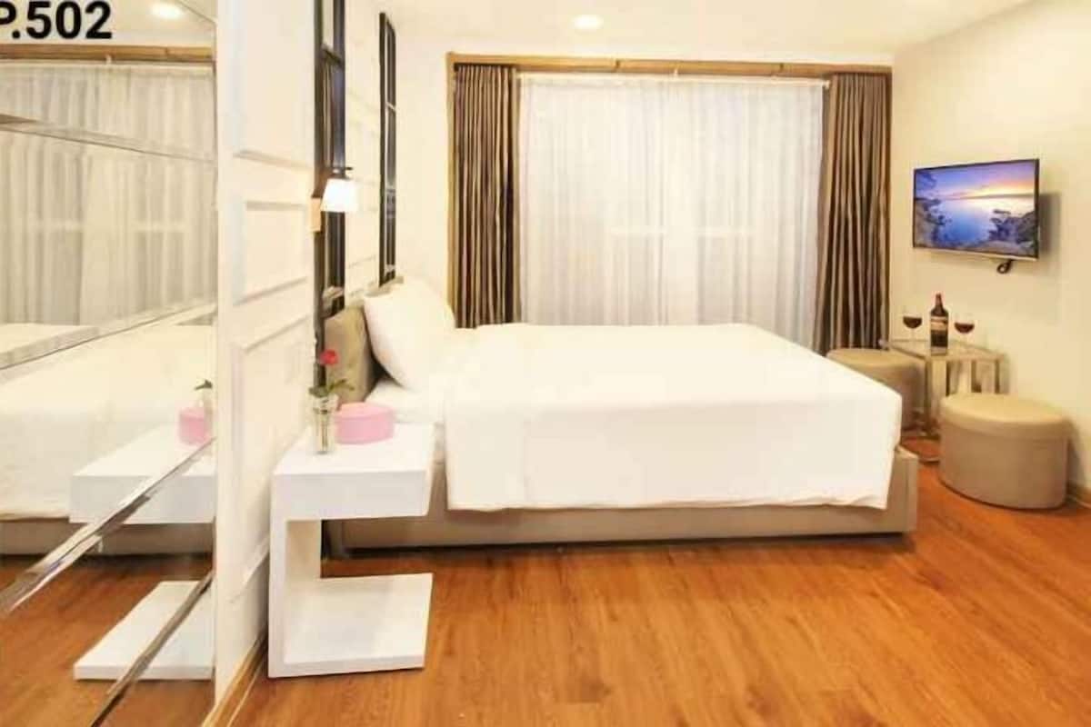 Minibar, desk, free WiFi, bed sheets