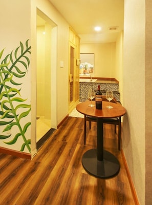 Suite, 1 Schlafzimmer | Badezimmer | Dusche, kostenlose Toilettenartikel, Haartrockner, Hausschuhe