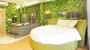 ห้องลักซ์ชัวรี่ | มินิบาร์, โต๊ะทำงาน, Wi-Fi ฟรี, ผ้าปูที่นอน
