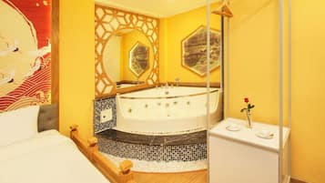 Luxury-Zimmer | Badezimmer | Dusche, kostenlose Toilettenartikel, Haartrockner, Hausschuhe