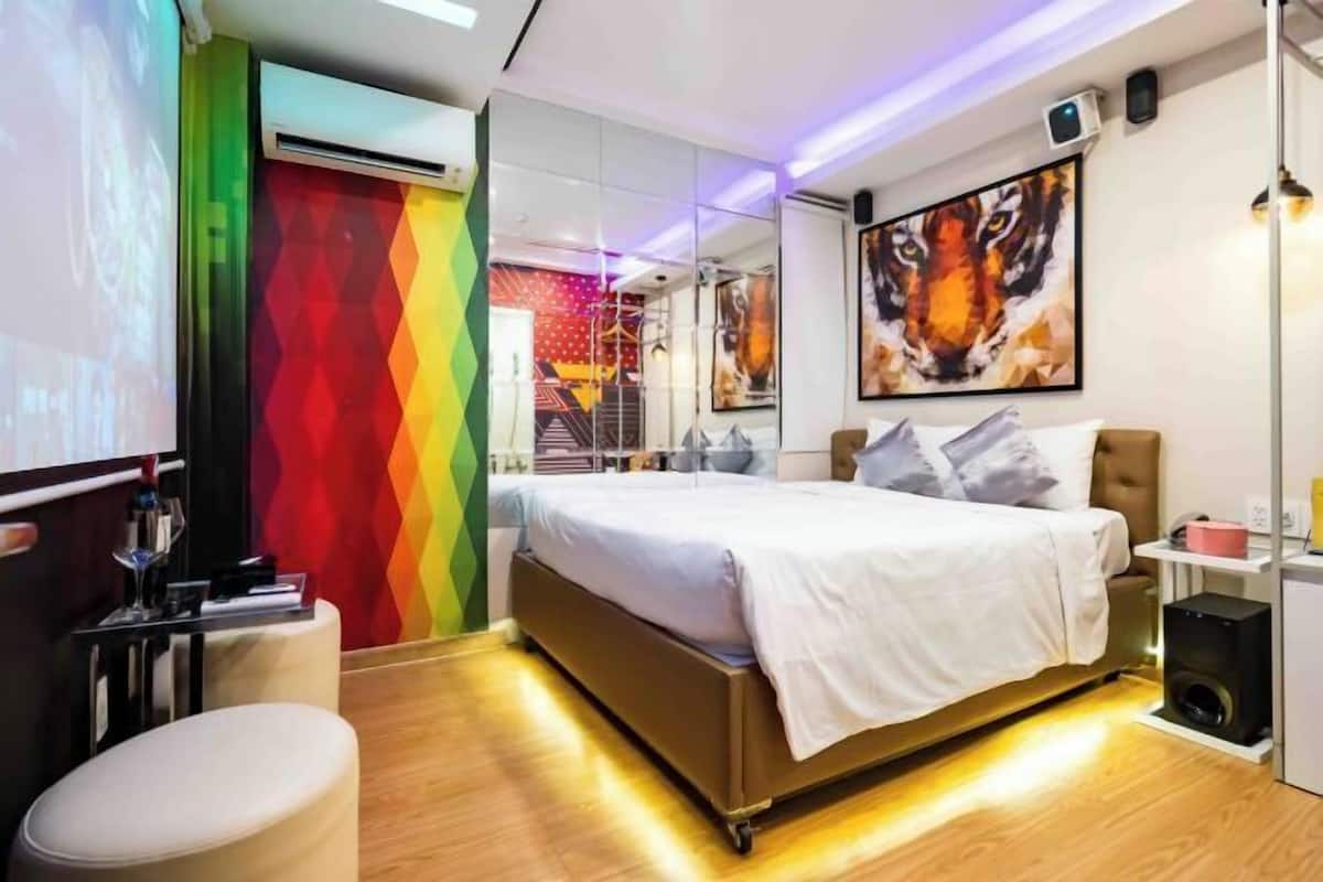 Minibar, desk, free WiFi, bed sheets