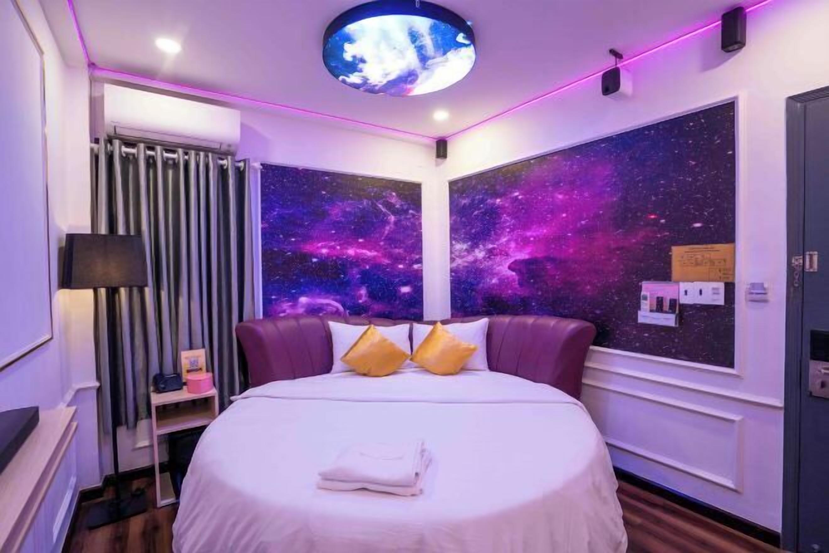 Minibar, desk, free WiFi, bed sheets