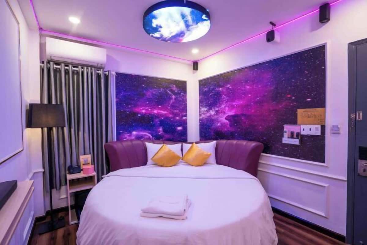 Minibar, desk, free WiFi, bed sheets