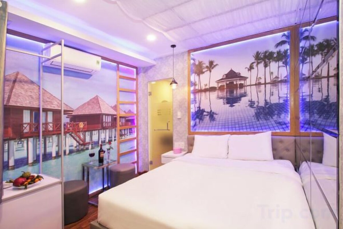 Minibar, desk, WiFi (free), bed sheets