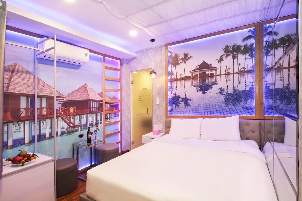 Minibar, desk, free WiFi, bed sheets