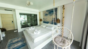 Deluxe Room (King Bedroom) | Langsir/tirai gelap terus, Wi-fi percuma, cadar katil 