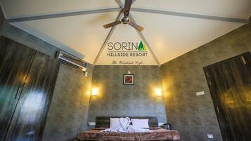 Premium Room, 1 Double Bed, Accessible, Non Smoking | In-room safe, bed sheets