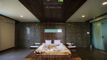 Suite, 1 King Bed, Non Smoking | In-room safe, bed sheets