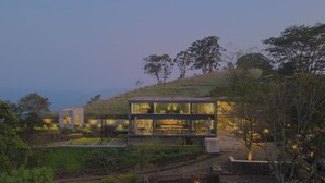 A modern house with a pool and outdoor lighting. - Romance Valley (Hildummulla)