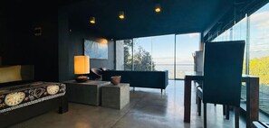 Romantisk svit - 1 kingsize-säng - utsikt mot bergen (Clouds) | 2 sovrum, minibar, arbetsyta för laptop och mörkläggningsgardiner