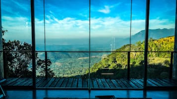 Romantic Studio Suite, 1 King Bed, Non Smoking, Mountain View (Sky) | Living area