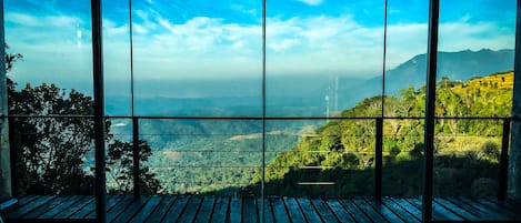 浪漫开间套房, 1 张特大床, 无烟房, 山景 (Sky) | 起居区 | 平板电视、DVD 播放器