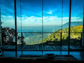 Suite estudio romántica, 1 cama King size, para no fumadores, vista a la montaña (Sky) | Área de sala de estar | Televisión de pantalla plana y reproductor de DVD