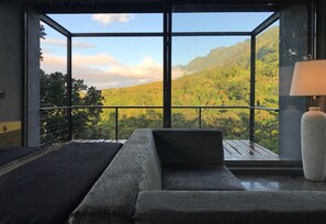 Suite estudio romántica, 1 cama King size, para no fumadores, vista a la montaña (Sky) | 2 habitaciones, minibar y espacio para trabajar con laptop