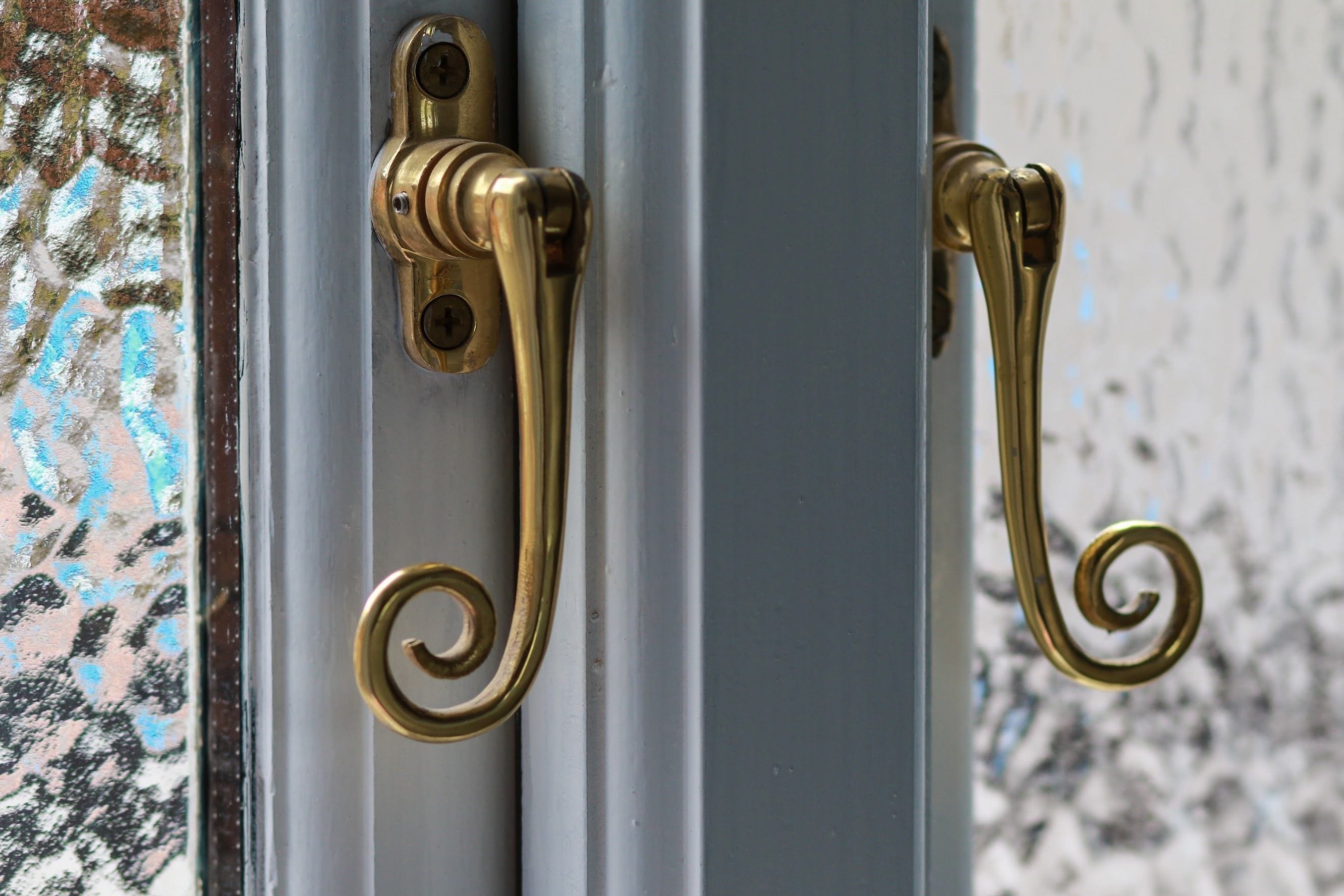 Un gros plan d’une poignée de porte en laiton ornée d’un motif en spirale.