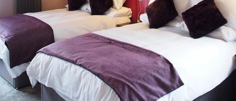 Habitación familiar, 2 camas matrimoniales | Ropa de cama de alta calidad y minibar