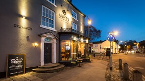 Un edificio con un letrero que dice "BENT'S BREW HOUSE" y "THE LITTLE GEORGE GUEST ROOMS".