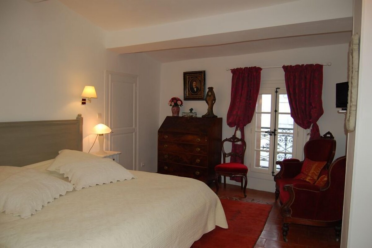 Suite, 2 Bedrooms (Elise) | Dihias secara berasingan, dilengkapkan perabot secara berasingan 